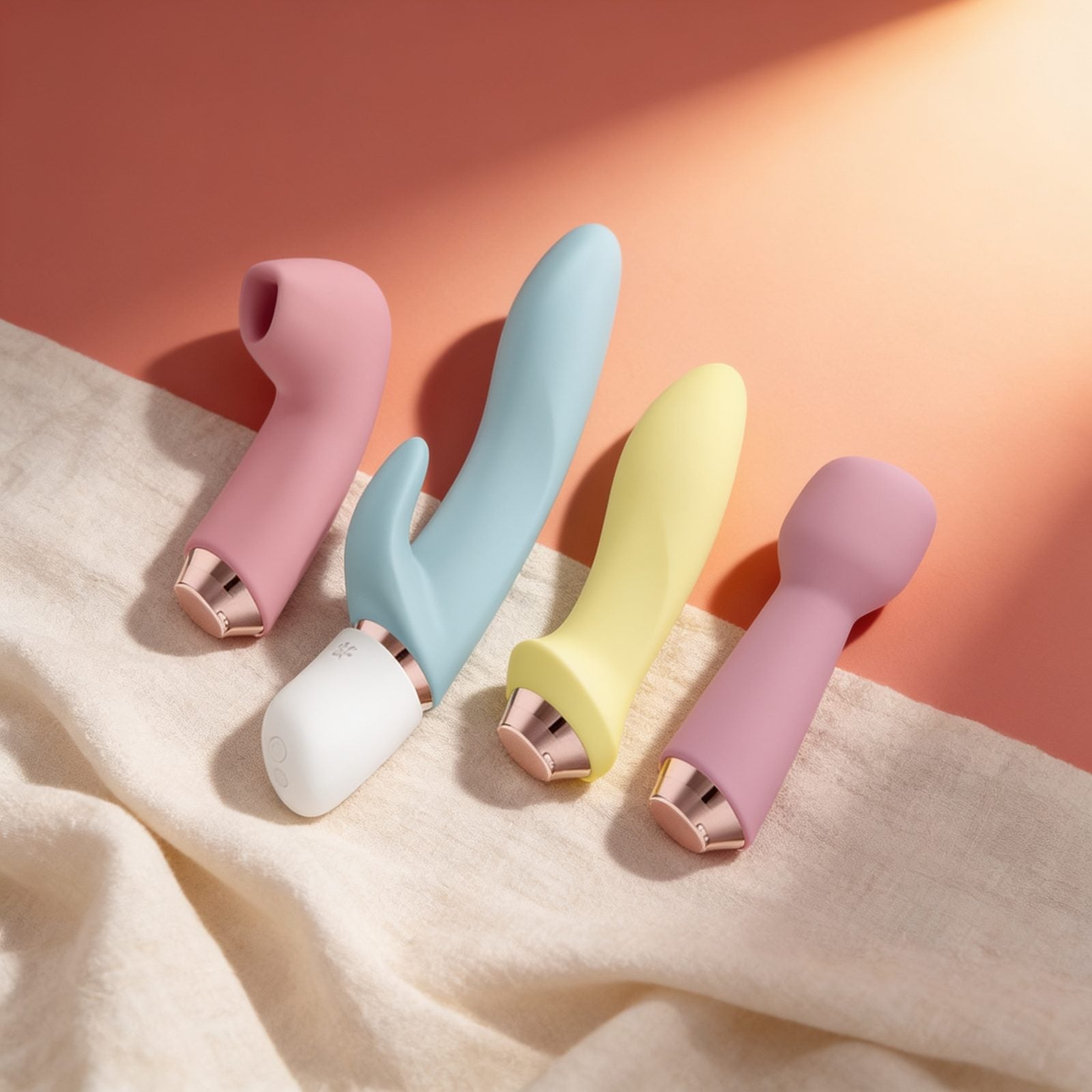 SATISFYER FABULOUS FOUR — photo éditoriale sur lin drapé