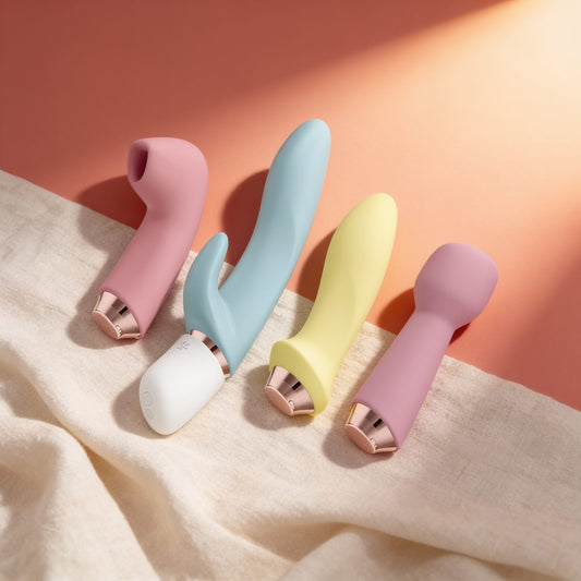 SATISFYER FABULOUS FOUR — photo éditoriale sur lin drapé