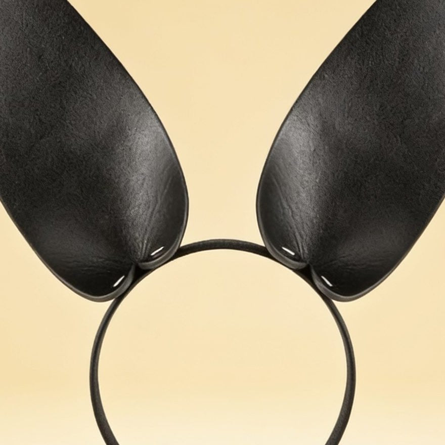 Serre-tête oreilles Bunny aspect cuir — gros plan