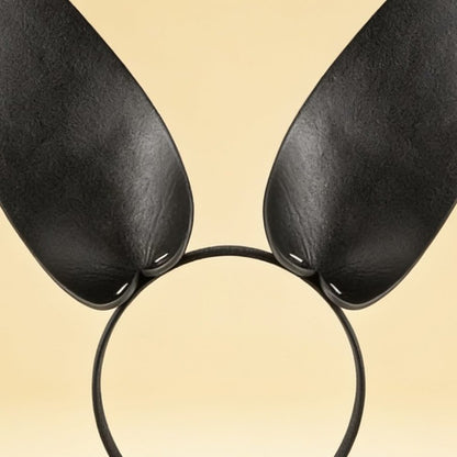 Serre-tête oreilles Bunny aspect cuir — gros plan
