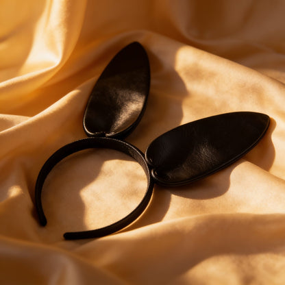 Serre-tête oreilles Bunny aspect cuir — mise en situation