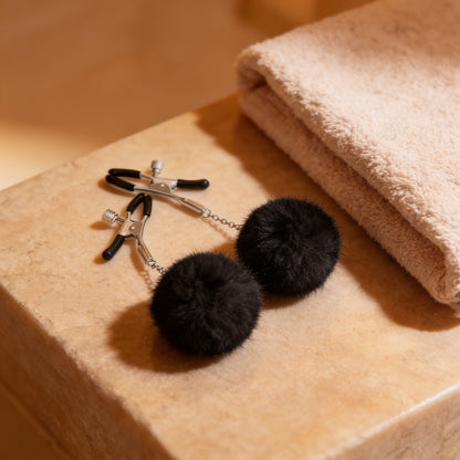 SET 2 PINCES A SEINS BLACK — mise en situation