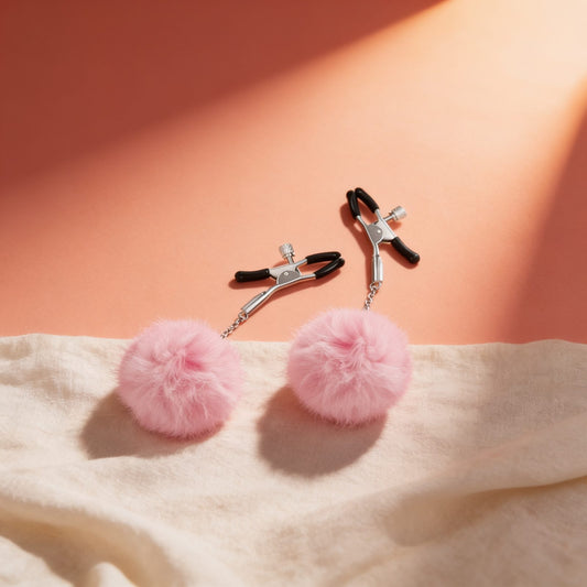 SET 2 PINCES A SEINS PINK — photo éditoriale sur lin drapé