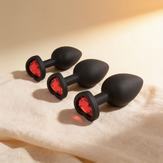 SET PLUG X3 E14 SILICONE NOIR-COEUR RUBIS — photo éditoriale sur lin drapé