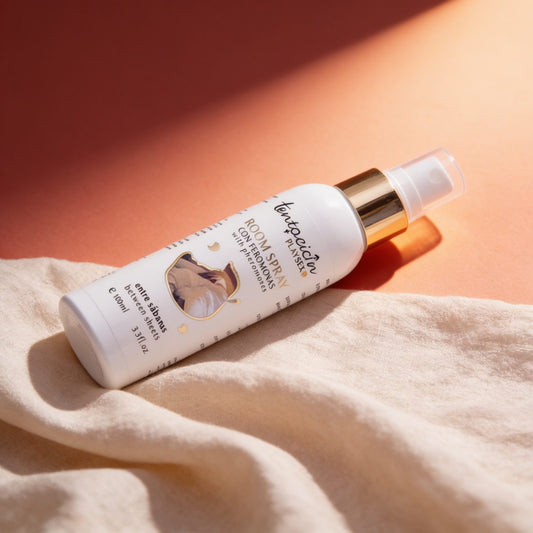 SPRAY D'AMBIANCE AUX PHEROMONES ENTRE FEUILLES 100ML — photo éditoriale sur lin drapé