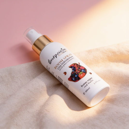 SPRAY D'AMBIANCE AUX PHEROMONES FRUITS ROUGES 100ML — photo éditoriale sur lin drapé
