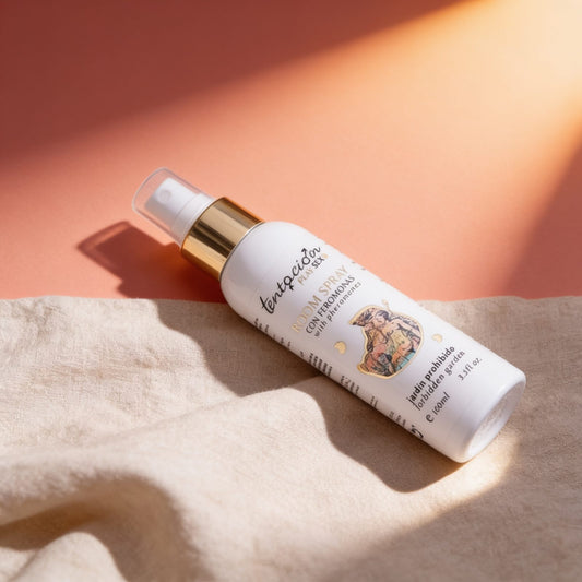 SPRAY D'AMBIANCE AUX PHEROMONES JARDIN INTERDIT 100ML — photo éditoriale sur lin drapé