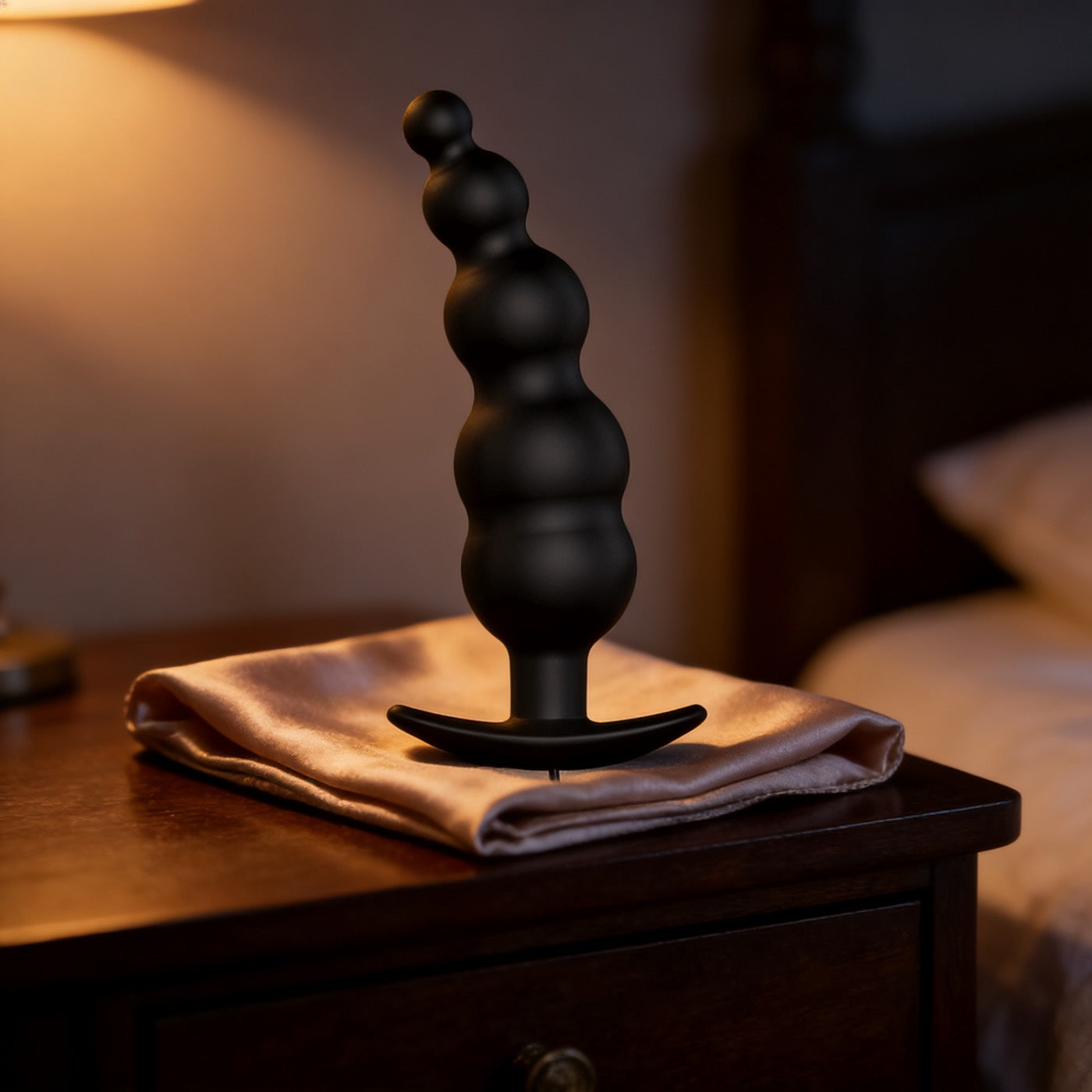 Plug vibrant sur une étoffe de soie, lumière chaude