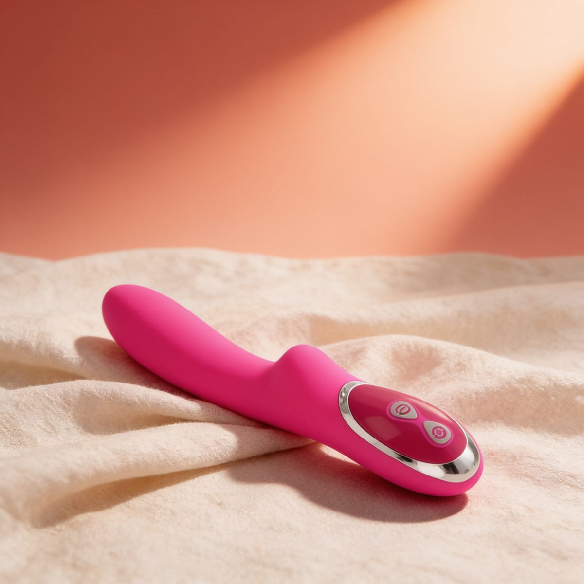 VIBRATEUR À CHARGE MAGNÉTIQUE 10 VITESSES 21 CM — photo éditoriale sur lin drapé
