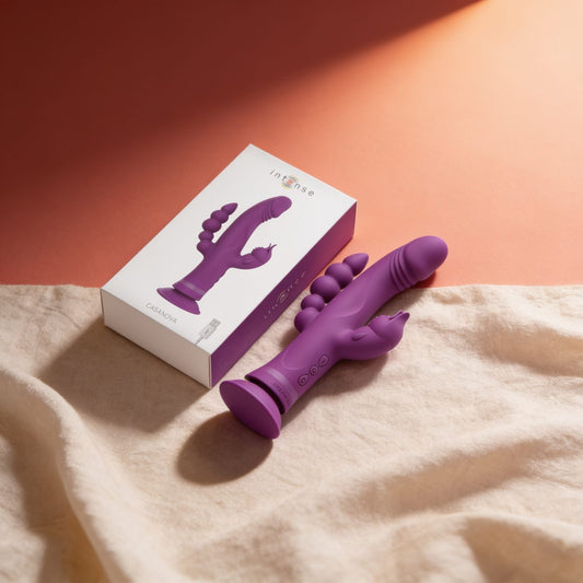 VIBRATEUR EN SILICONE CASANOVA RABBIT TRIPLE MOTEUR VIOLET — photo éditoriale sur lin drapé