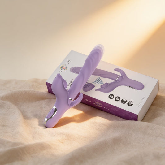 VIBRATEUR MULTIFONCTION  ONDES STIMULANTES AVEC BOUTON POUSSOIR VIOLET — photo éditoriale sur lin drapé