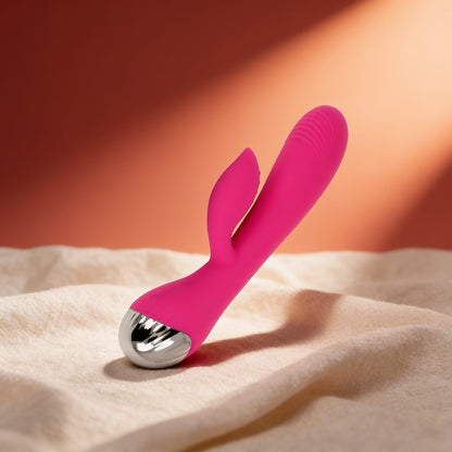 VIBRATEUR RECHARGEABLE AVEC LAPIN 10 MODES DE VIBRATION 19 CM — photo éditoriale sur lin drapé