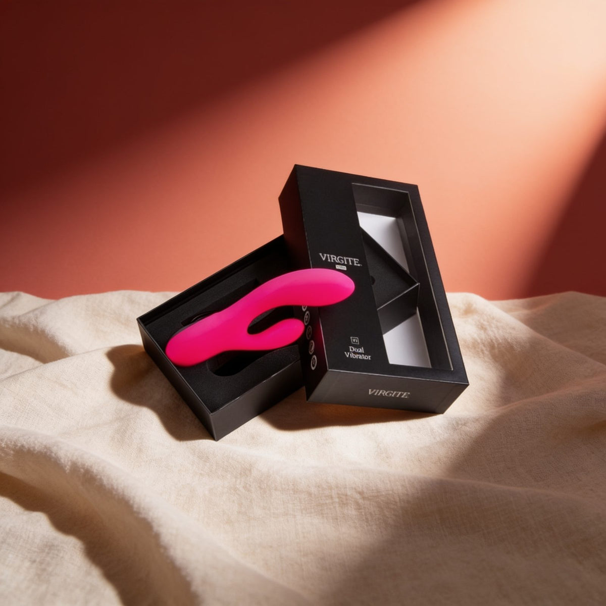Vibrateur rechargeable rose v1 — photo éditoriale sur lin drapé