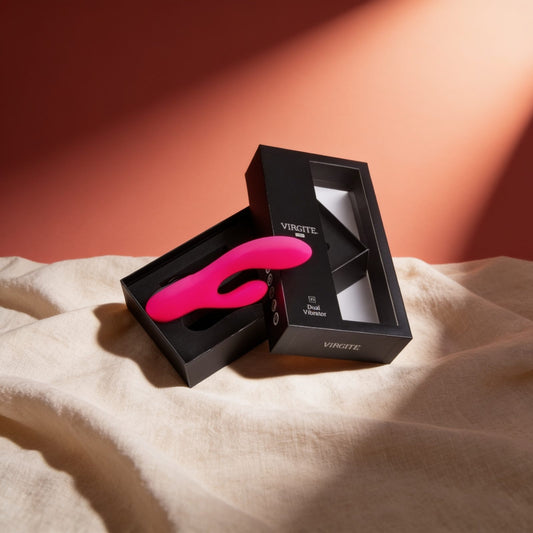 Vibrateur rechargeable rose v1 — photo éditoriale sur lin drapé