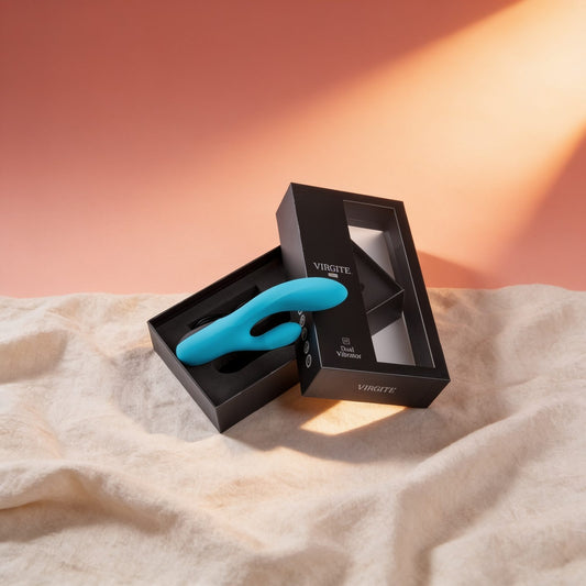 VIBRATEUR RECHARGEABLE V1 BLEU — photo éditoriale sur lin drapé