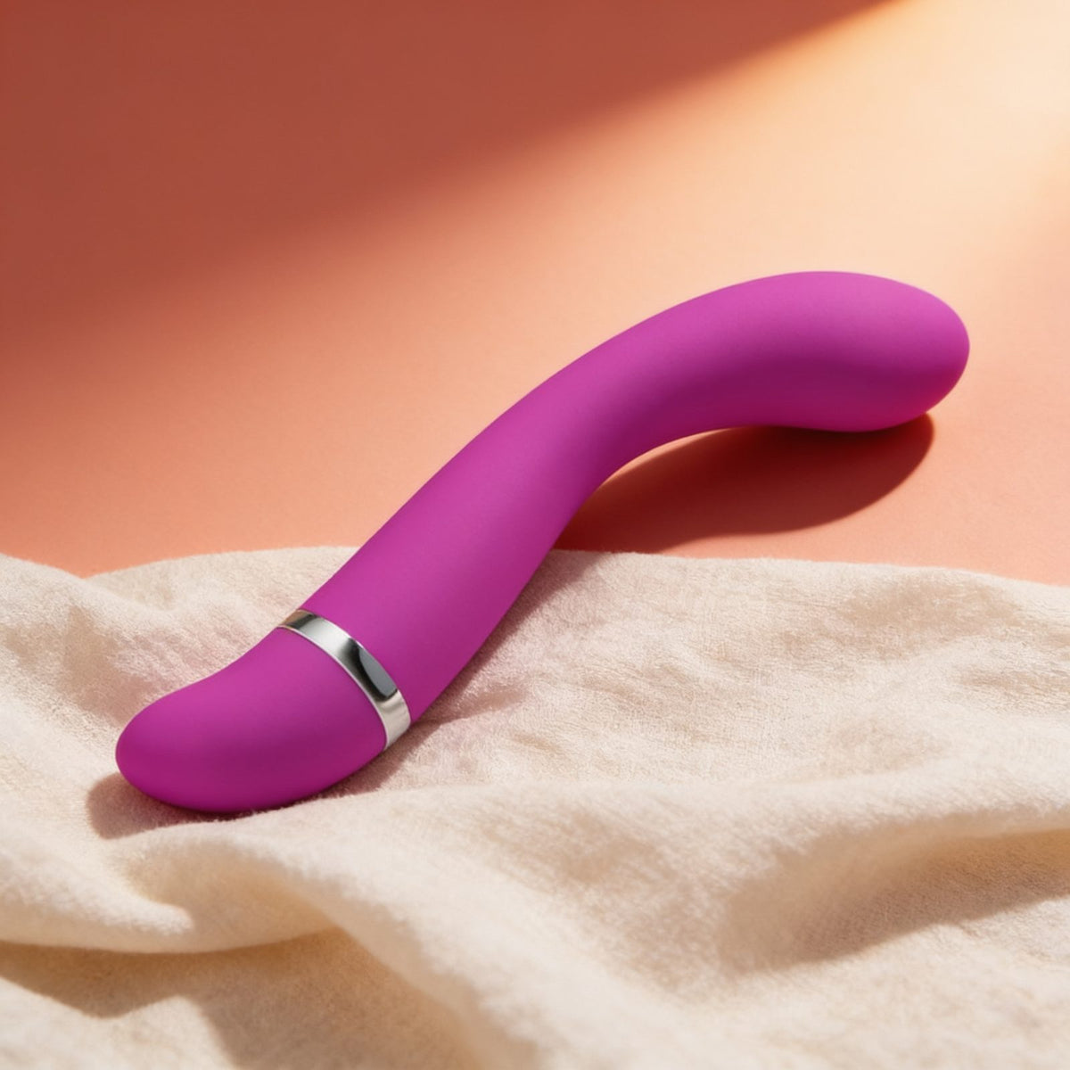 Vibromasseur courbe point G Pretty Love Cvelyn — photo éditoriale sur lin drapé