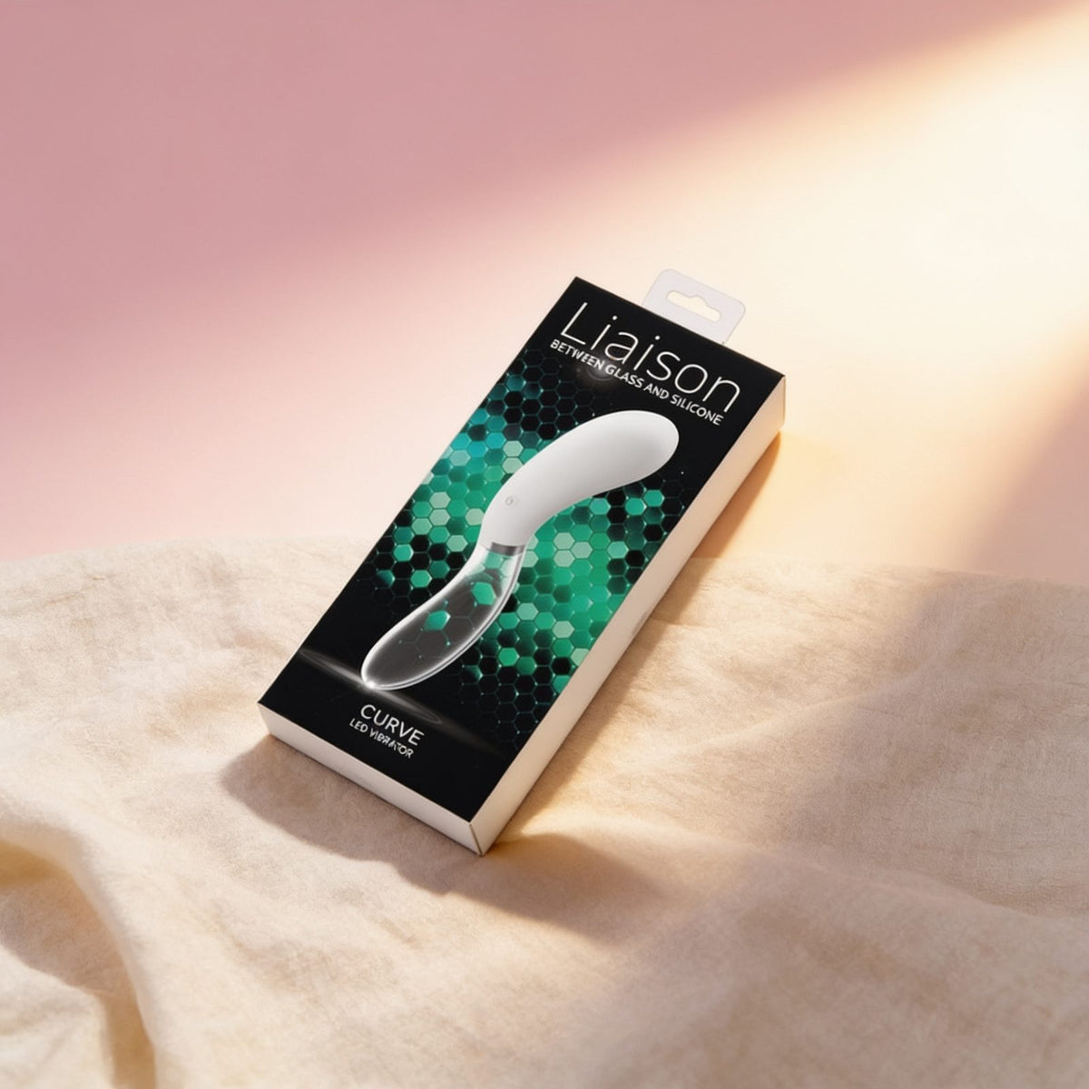 vibromasseur Curve LED — photo éditoriale sur lin drapé