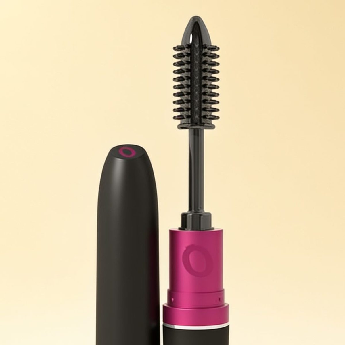 Mascara vibrant — gros plan sur la brosse et le tube