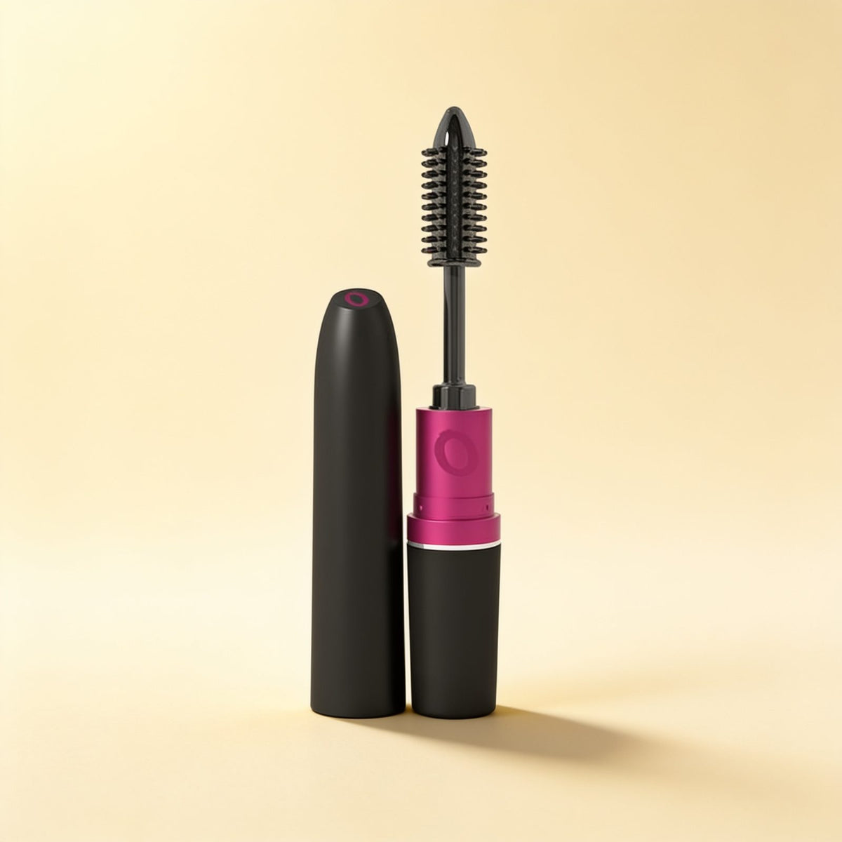 Mascara vibrant discret — packshot studio sur fond crème