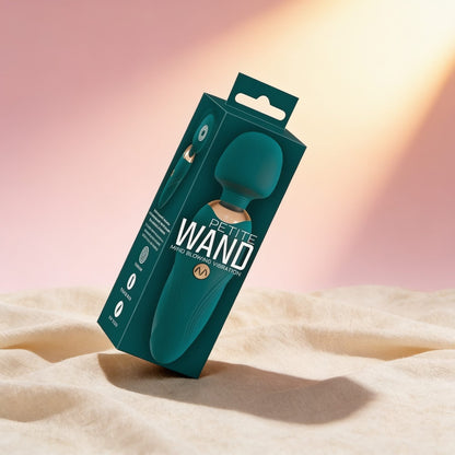vibromasseur Petite Wand — photo éditoriale sur lin drapé