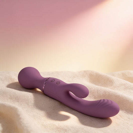 Vibromasseur rabbit 3-en-1 avec wand — photo éditoriale sur lin drapé