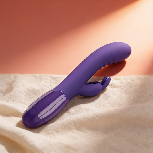 vibromasseur Rabbit avec stimulation précise du clitoris — photo éditoriale sur lin drapé