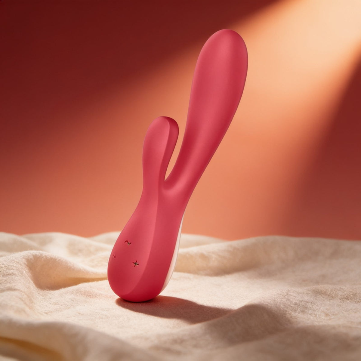 Vibromasseur rabbit connecté Mono Flex Satisfyer — photo éditoriale sur lin drapé