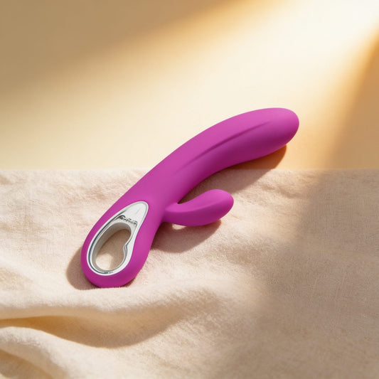 Vibromasseur Rabbit  Elmer purple — photo éditoriale sur lin drapé