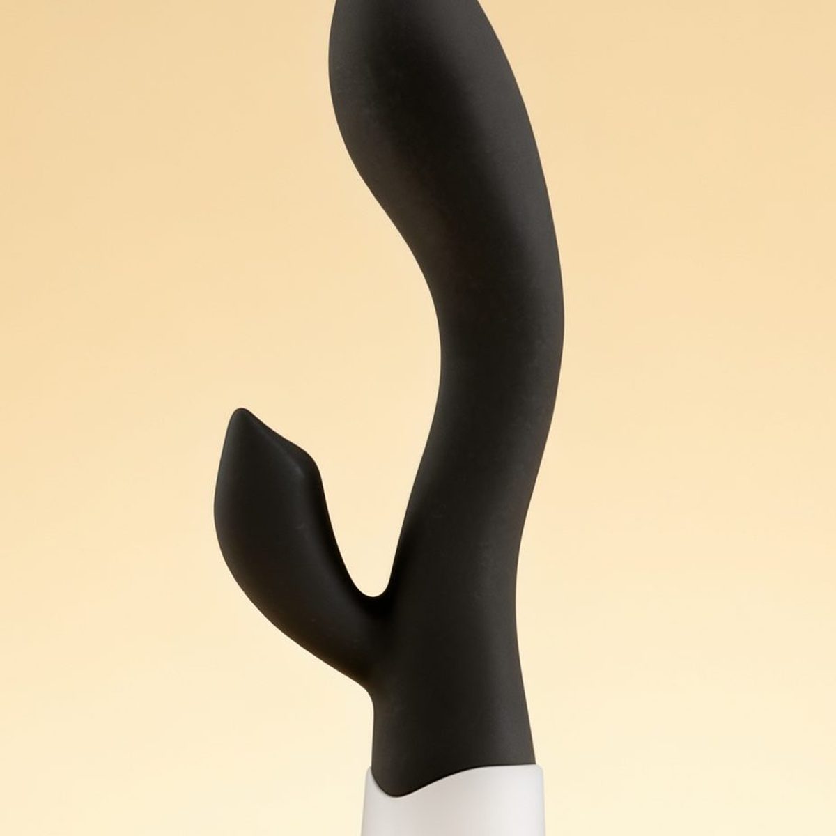 Vibromasseur rabbit noir puissant Naya Yoba — gros plan sur la matière et les détails