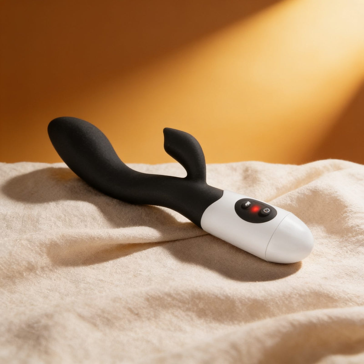 Vibromasseur rabbit noir puissant Naya Yoba — posé sur du lin drapé, lumière chaude éditoriale
