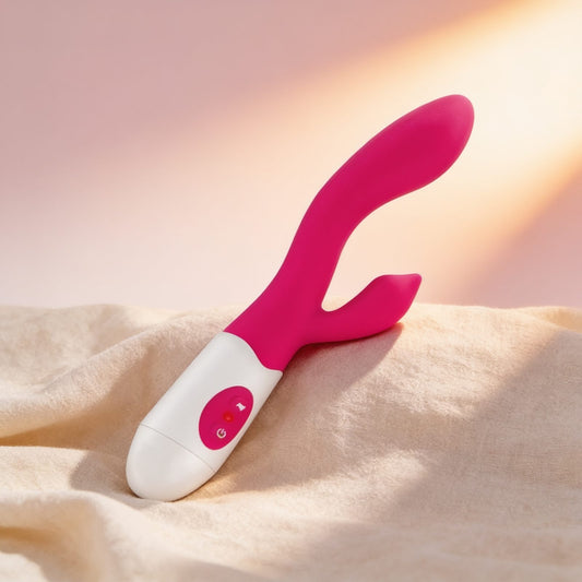 Vibromasseur rabbit puissant Naya Yoba — posé sur du lin drapé, lumière chaude