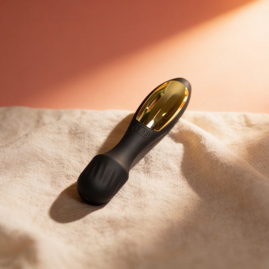 Vibromasseur wand My Sultana — photo éditoriale sur lin drapé