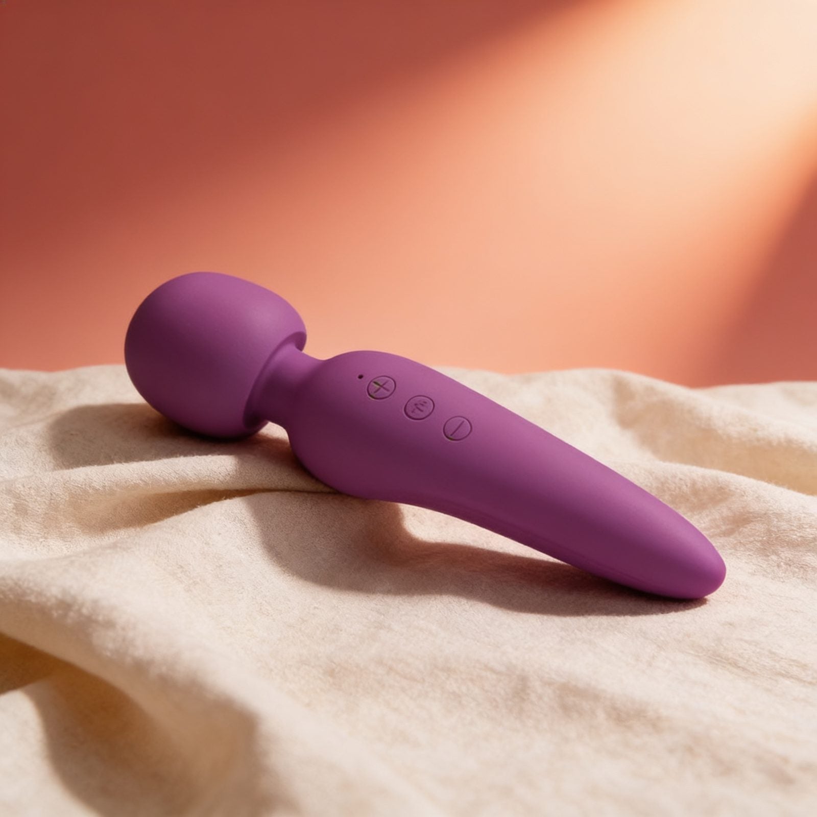 Vibromasseur wand USB Meredith Pretty Love — photo éditoriale sur lin drapé