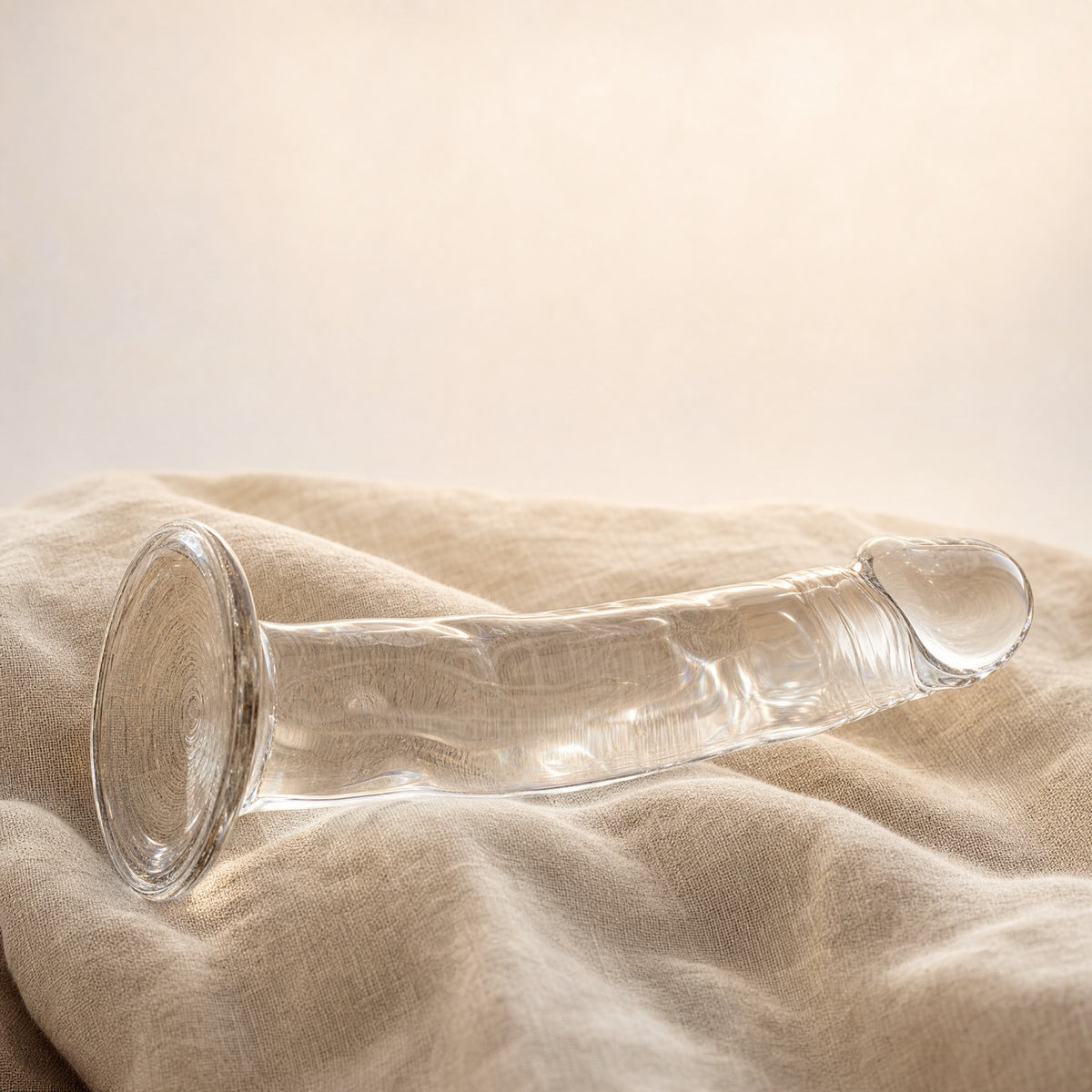 Gode transparent X-Ray sur du lin, fond crème